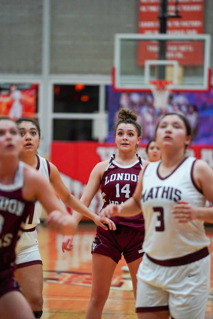 mathis-london-girls-basketball-playoffs00009